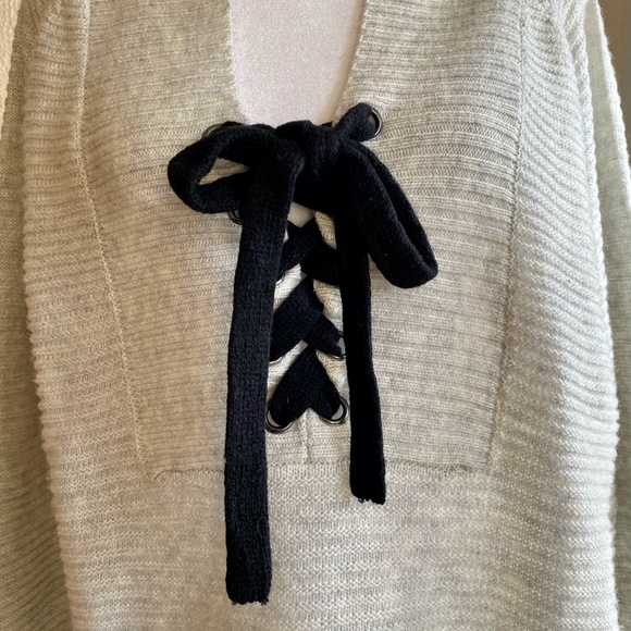 Lucky Brand light gray sweater with black bow detail Size M - Picture 2 of 6